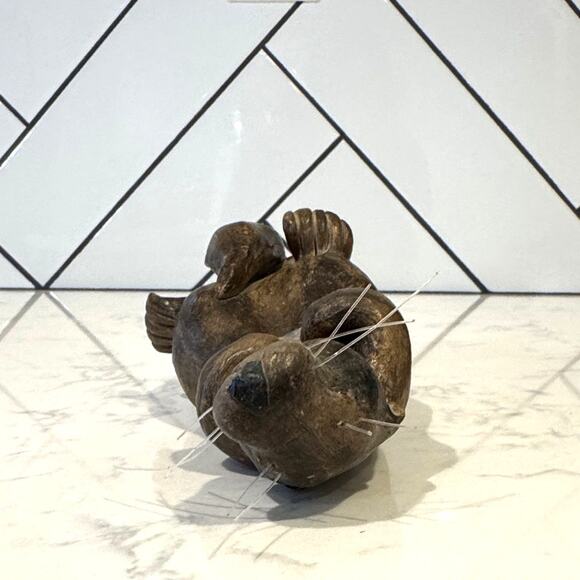 Vintage 70s handcrafted decorative wax sea otter holding an abalone shell - Picture 3 of 10